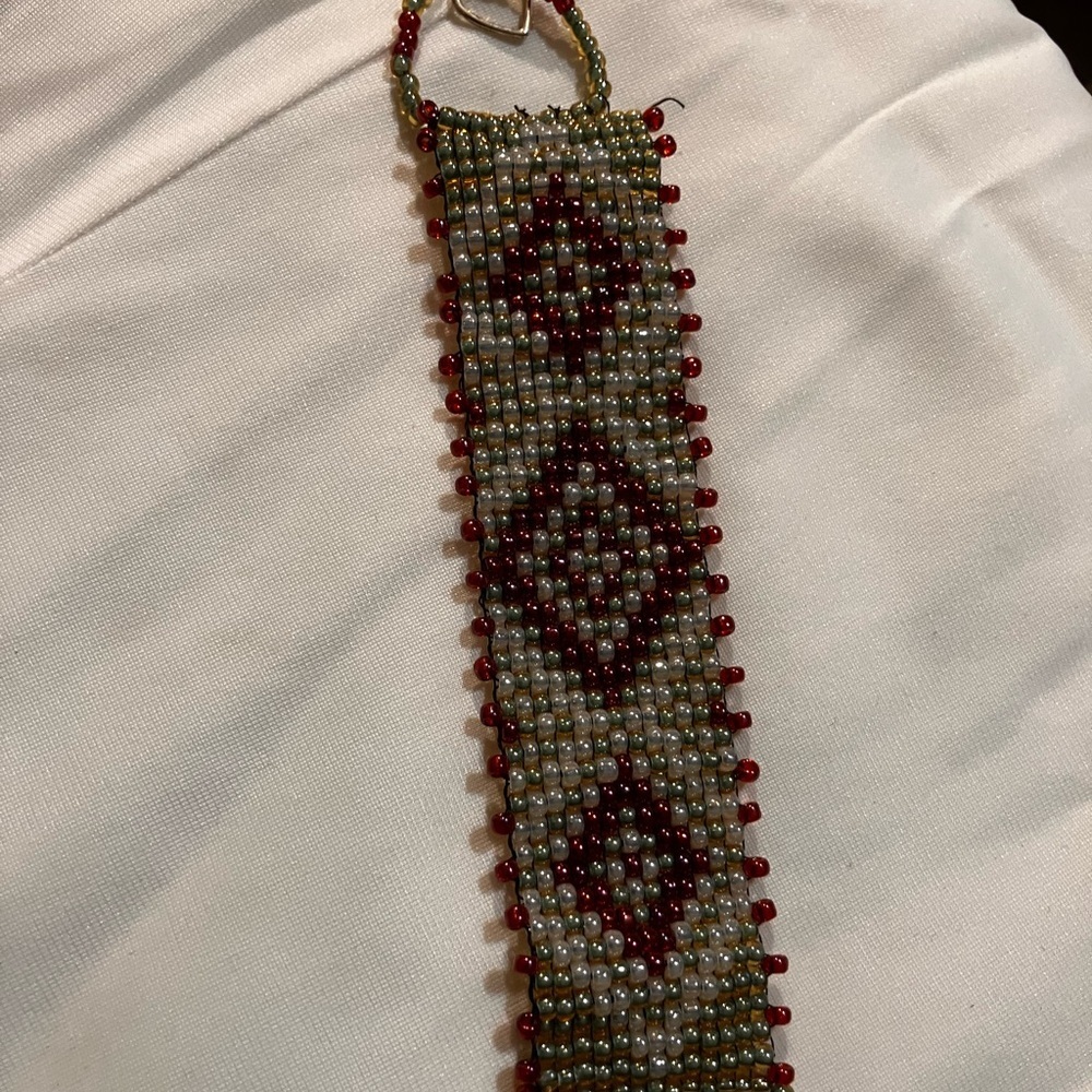 Beaded loomed bracelet with heart clasp 6.5”